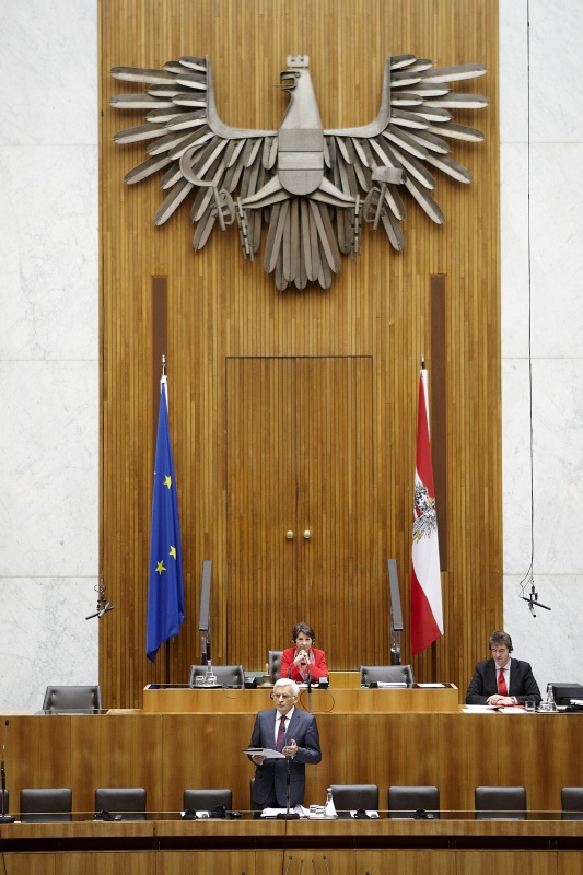 Jerzy Buzek - Präsident des Europäischen Parlaments auf der Regierungsbank während seiner Rede, Nationalratspräsidentin Mag.a Barbara Prammer am Präsidium. Dienst am Präsidium Mag. Gerhard Koller - Parlamentsdirektion (1er-Position)