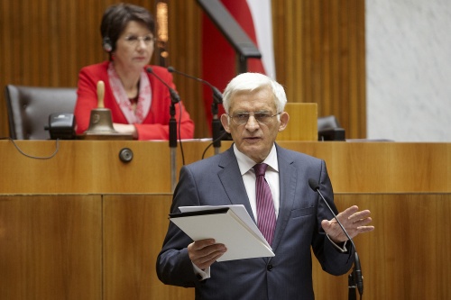 Jerzy Buzek - Präsident des Europäischen Parlaments auf der Regierungsbank während seiner Rede. Im Hintergrund Nationalratspräsidentin Mag.a Barbara Prammer am Präsidium.