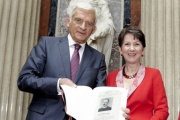 Jerzy Buzek - Präsident des Europäischen Parlaments erhält von Nationalratspräsidentin Mag.a Barbara Prammer ein Gastgeschenk überreicht