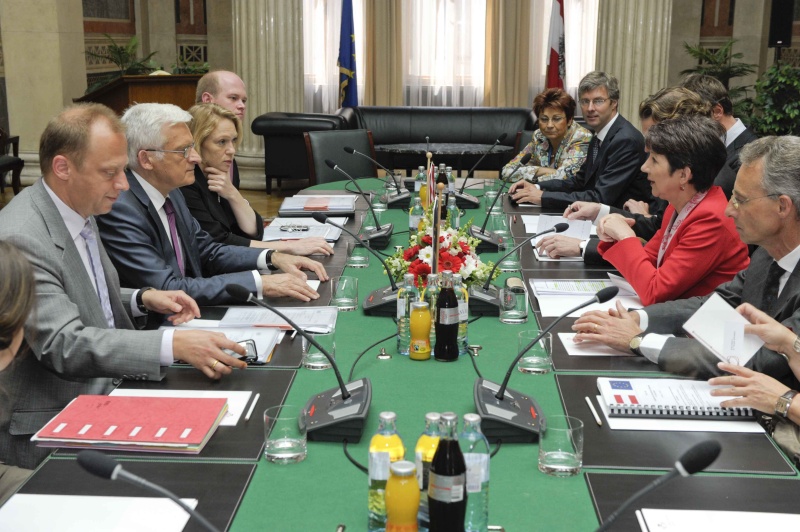 linke Bildhälfte: Delegation mit Jerzy Buzek - Präsident des Europäischen Parlaments (2.v.re.). rechte Bildhälfte: v.li. Veranstaltungsteilnehmerin, Martin Wasserer - Parlamentsdirektion, Mag.a Barbara Prammer - Nationalratspräsidentin und Dr. Georg Posch - Parlamentsdirektor
