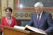 v.li. Nationalratspräsidentin Mag.a Barbara Prammer und Jerzy Buzek -  Präsident des Europäischen Parlaments beim Eintrag in das Gästebuch
