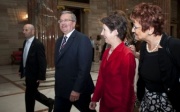 Nationalratspräsidentin Mag.a Barbara Prammer (2.v.re.) begleitet den polnischen Staatspräsidenten Bronislaw Komorowski (2.v.li.) durch die Säulenhalle