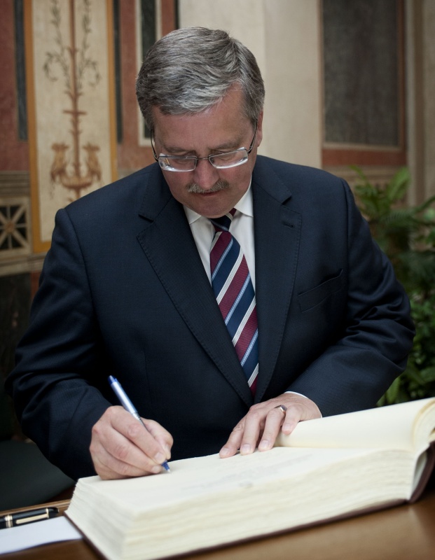 Bronislaw Komorowski - polnischer Staatspräsident beim Eintrag in das Gästebuch