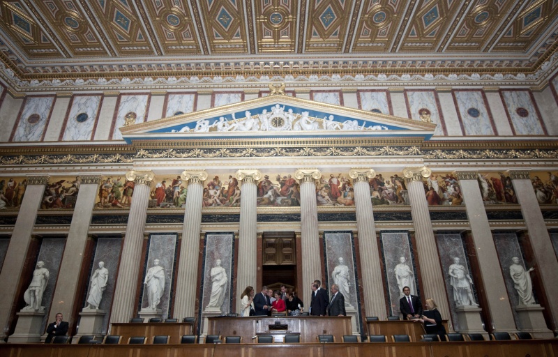 Führung im Historischen Sitzungssaal mit Bronislaw Komorowski - polnischer Staatspräsident (3.v.li.), Mag.a Barbara Prammer - Nationalratspräsidentin (5.v.li.) und VeranstaltungsteilnehmerInnen