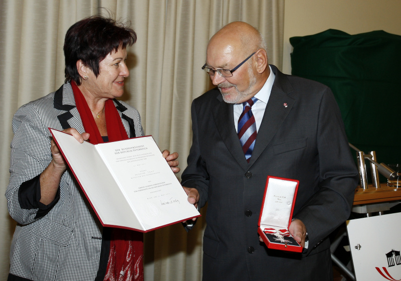 v.li. Mag.a Susanne Neuwirth - Präsidentin des Bundesrates und Reinhard Todt - Vizepräsident des Bundesrates bei der Ehrenzeichenübergabe