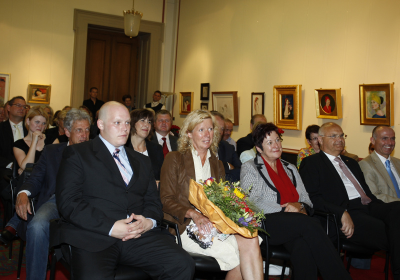 Blick in Richtung VeranstaltungsteilnehmerInnen. Erste Reihe v.li. Familie von Reinhard Todt - Vizepräsident des Bundesrates, Mag.a Susanne Neuwirth - Präsidentin des Bundesrates, Harald Kopietz und Mag. Gerald Klug - Bundesratsmitglied