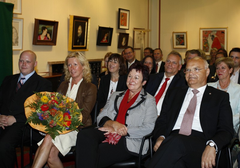 Blick in Richtung VeranstaltungsteilnehmerInnen. Erste Reihe v.li. Familie von Reinhard Todt - Vizepräsident des Bundesrates, Mag.a Susanne Neuwirth - Präsidentin des Bundesrates und Harald Kopietz