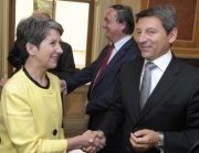 v.li. Nationalratspräsidentin Mag.a Barbara Prammer begrüßt den designierten Botschafter Mag. Jürgen Meindl
