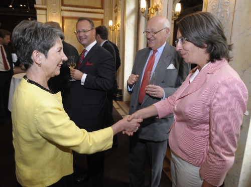 v.li. Nationalratspräsidentin Mag.a Barbara Prammer begrüßt eine Veranstaltungsteilnehmerin