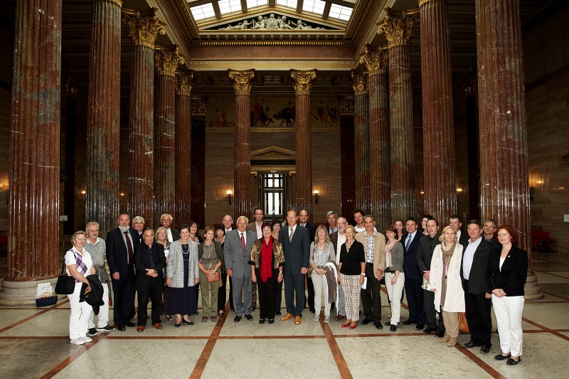 Gruppenaufnahme der TeilnehmerInnen an der Vollversammlung der "European Association of Building Crafts and Design" (EACD) mit Bundesratspräsidentin Mag.a Susanne Neuwirth (14.v.li.)