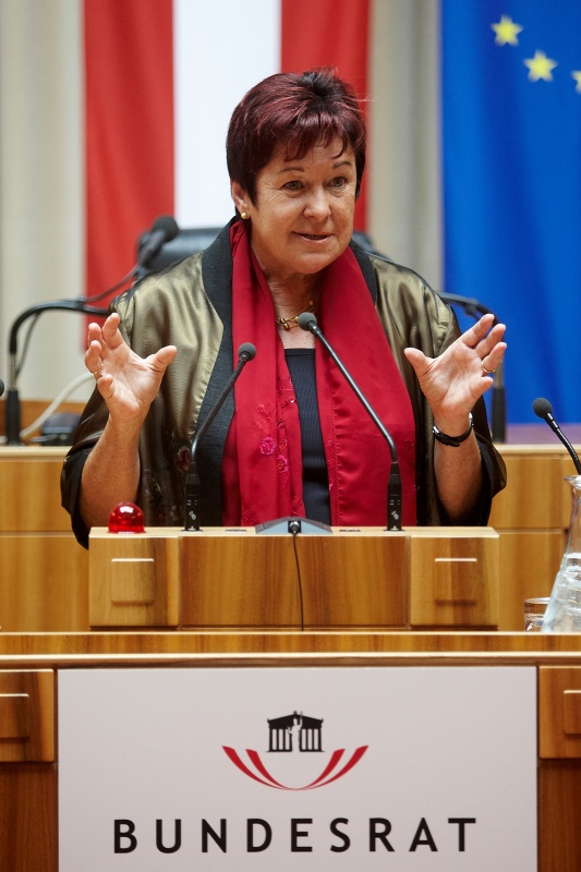 Bundesratspräsidentin Mag.a Susanne Neuwirth am Rednerpult