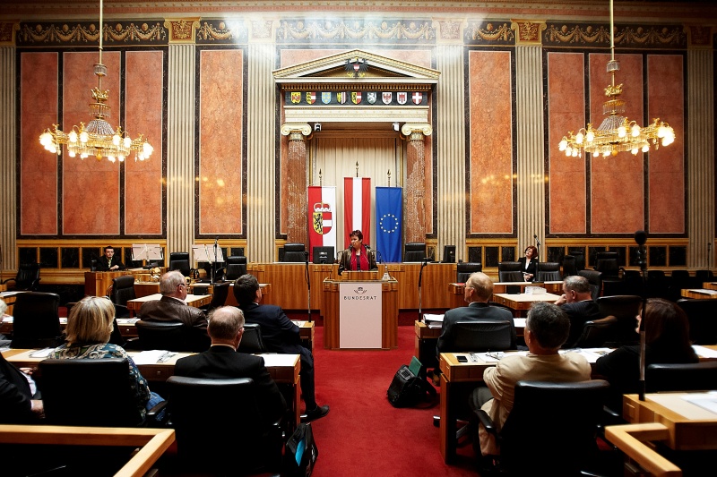 Bundesratspräsidentin Mag.a Susanne Neuwirth am Rednerpult begrüßt die TeilnehmerInnen an der 
Vollversammlung der "European Association of Building Crafts and Design" (EACD)