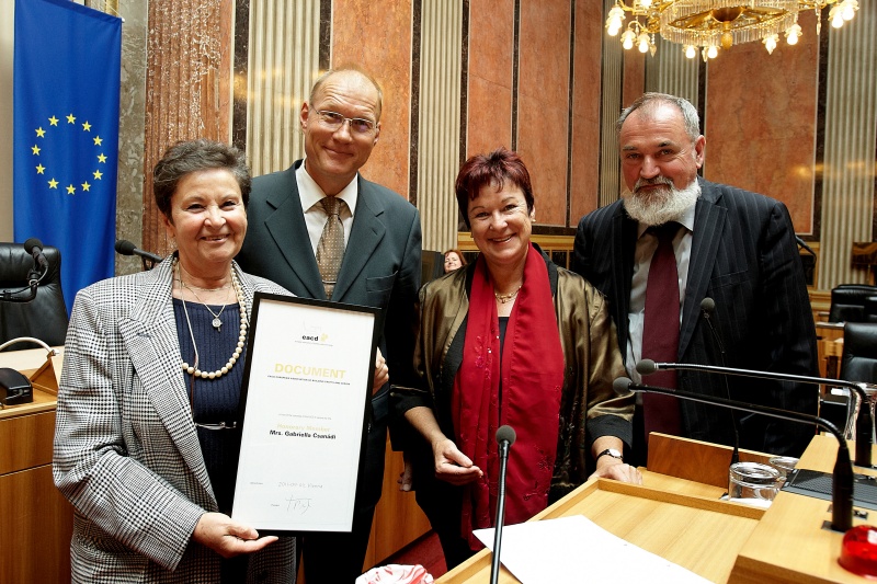 v.links: Gabriella Csanadi - Ehrenmitgleid der EACD, EACD Präsident Jürgen Prigl, Bundesratspräsidentin Mag.a Susanne Neuwirth und ein Mitglied des Präsidiums der EACD