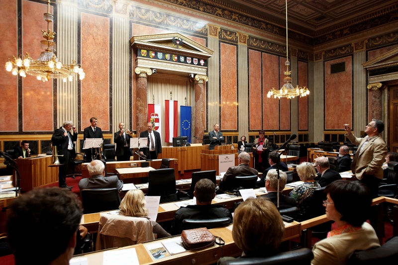 Uraufführung der von EACD Präsident Jürgen Prigl komponierten neue "EACD-Hymne"