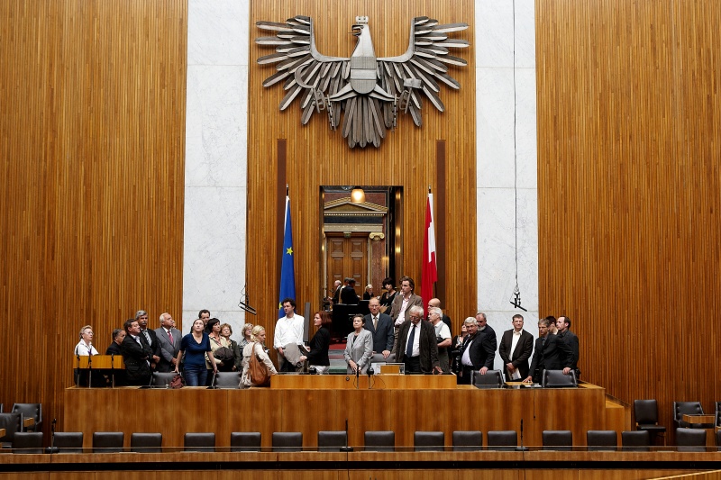 Bundesratsdirektorin Dr.in Susanne Bachmann (Mitte) führt die TeilnehmerInnen an der Vollversammlung der "European Association of Building Crafts and Design" (EACD) durch das Parlamentsgebäude