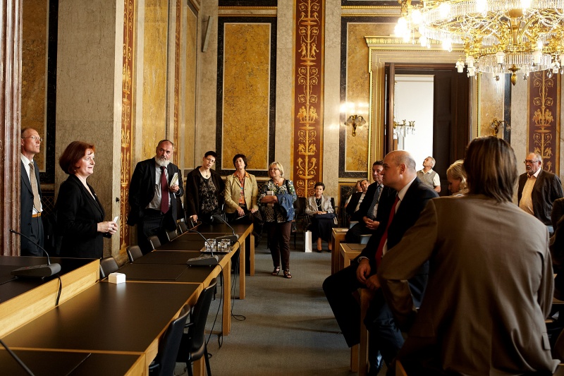 v.li. Bundesratsdirektorin Dr.in Susanne Bachmann  führt die TeilnehmerInnen an der Vollversammlung der "European Association of Building Crafts and Design" (EACD) durch das Parlamentsgebäude