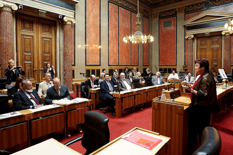 v.re. Bundesratspräsidentin Mag.a Susanne Neuwirth am Rednerpult begrüßt die TeilnehmerInnen an der Vollversammlung der "European Association of Building Crafts and Design" (EACD)