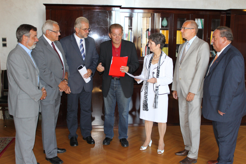 Petitionsübergabe an Nationalratspräsidentin Mag.a Barbara Prammer(5.v.li.)