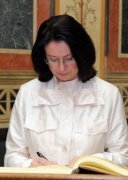 Parlamentspräsidentin Miroslava Nĕmcová beim Eintrag in das Gästebuch