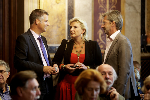 v.li: Rudolf Gollia - Parlamentsdirektion im Gespräch mit VeranstaltungsteilnehmerInnen