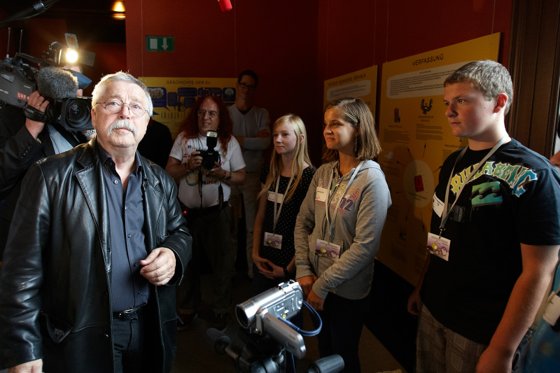 v.li.: Wolf Biermann - Deutscher Schriftsteller und Liedermacher im Gespräch mit SchülerInnen