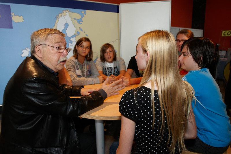 v.li.: Wolf Biermann - Deutscher Schriftsteller und Liedermacher im Gespräch mit SchülerInnen