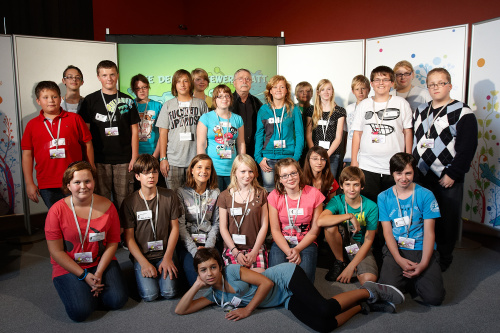 Gruppenfoto mit Wolf Biermann - Deutscher Schriftsteller und Liedermacher (Mitte) mit SchülerInnen in der Demokratiewerkstatt