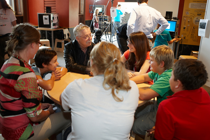 Wolf Biermann - Deutscher Schriftsteller und Liedermacher (Mitte) im Gespräch mit SchülerInnen