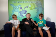 Wolf Biermann - Deutscher Schriftsteller und Liedermacher (Mitte) im Gespräch mit SchülerInnen