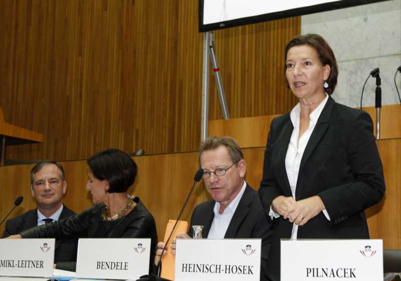 v.li. Dr. Albin Dearing - European Union Agency for Fundamentar Rights (FRA), Wien,  Mag.a Johanna Mikl-Leitner - Bundesministerin für Inneres, Moderator Mag. Jochen Bendele - Kleine Zeitung und Gabriele Heinisch-Hosek - Frauenministerin am Wort
