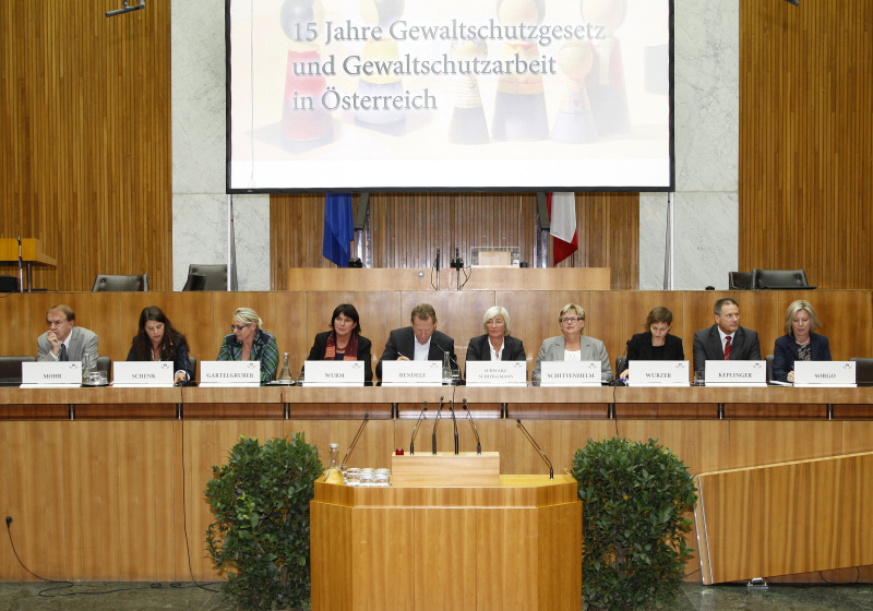 Auf der Regierungsbank v.li. Dr. Franz Mohr - Leiter der Abteilung für Exekutions- und Insolvenzrecht im Bundeministerium für Justiz, Martina Schenk - Frauensprecherin BZÖ, Carmen Gartelgruber - Frauensprecherin FPÖ, Mag.a Gisela Wurm - Frauensprecherin SPÖ, Mag. Jochen Bendele - Kleine Zeitung, Mag.a Maria Schwarz-Schlöglmann - Gewaltschutzzentrum Oberösterreich, Dorothea Schittenhelm - Frauensprecherin ÖVP, Mag.a Martina Wurzer - Frauensprecherin der Grünen in Wien, Dr. Rudolf Keplinger - Leiter des Landeskriminalamtes Oberösterreich, und Marina Sorgo - MA - Gewaltschutzzentrum Steiermark