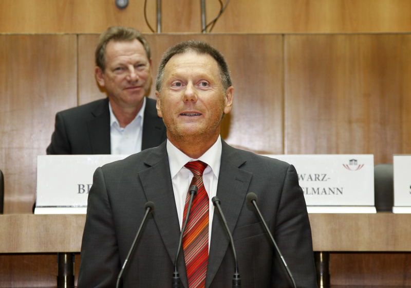 Dr. Rudolf Keplinger - Leiter des Landeskriminalamtes Oberösterreich. Auf der Regierungsbank Mag. Jochen Bendele - Kleine Zeitung