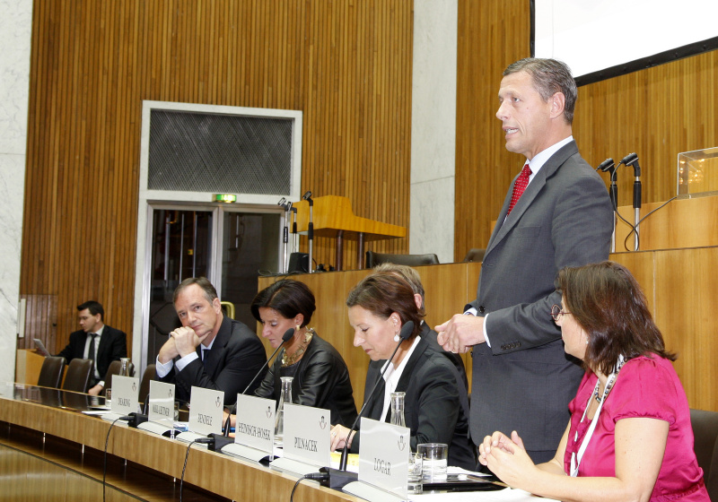 Auf der Regierungsbank v.li. Dr. Albin Dearing - European Union Agency for Fundamentar Rights (FRA), Wien,  Mag.a Johanna Mikl-Leitner - Bundesministerin für Inneres Moderator Mag. Jochen Bendele - Kleine Zeitung, Gabriele Heinisch-Hosek - Frauenministerin, Christian Pilnacek - Justizministerium am Wort und Rosa Logar - Wiener Interventionsstelle gegen Gewalt in der Familie