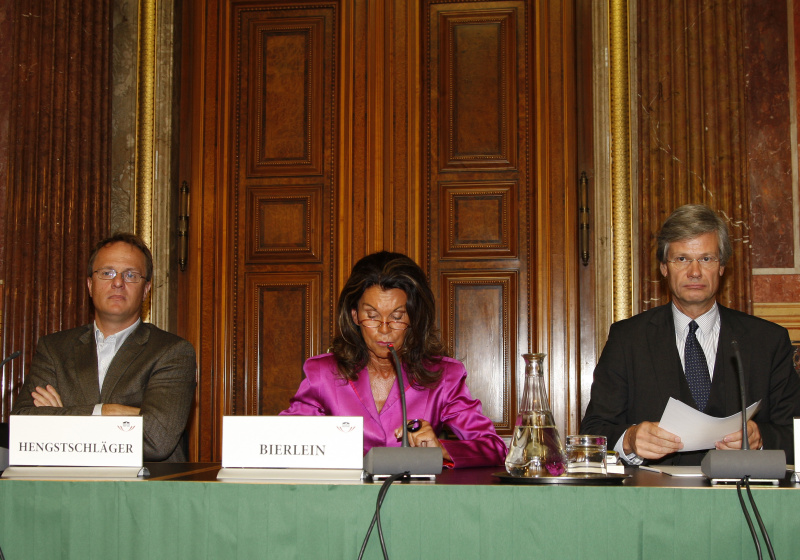Am Podium v.li. Univ.-Prof. Mag. Dr. Markus Hengstschläger - Vorstand des Instituts für medizinische Genetik, Medizinische Universität Wien, Dr.in Brigitte Bierlein - Vizepräsidentin des Verfassungsgerichtshofes und Ao. Univ.-Prof. Dr. med. Dr. theol. Matthias Beck - Institut für Moraltheologie, Universität Wien