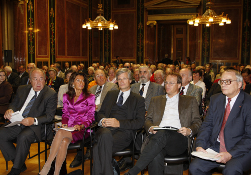 Blick in Richtung VeranstaltungsteilnehmerInnen. Erste Reihe v.li. Fritz Neugebauer - Zweiter Nationalratspräsident, Dr.in Brigitte Bierlein - Vizepräsidentin des Verfassungsgerichtshofes, Ao. Univ.-Prof. Dr. med. Dr. theol. Matthias Beck - Institut für Moraltheologie, Universität Wien, Univ.-Prof. Mag. Dr. Markus Hengstschläger - Vorstand des Instituts für medizinische Genetik, Medizinische Universität Wien und Mag. Wolfgang Rank - Präsident des Katholischen Laienrates Österreich