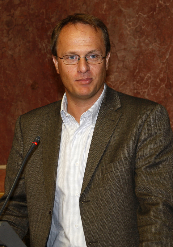 Univ.-Prof. Mag. Dr. Markus Hengstschläger - Vorstand des Instituts für medizinische Genetik, Medizinische Universität Wien am Rednerpult
