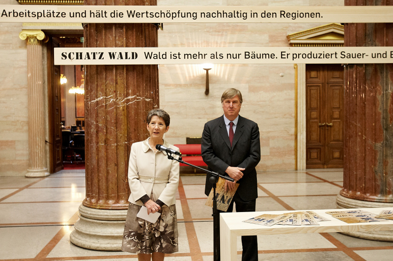 v.li. Mag.a Barbara Prammer - Nationalratspräsidentin und  Georg Adam Starhemberg -  Vorsitzender der Arbeitsgemeinschaft der österreichischen Holzwirtschaft "Pro Holz"