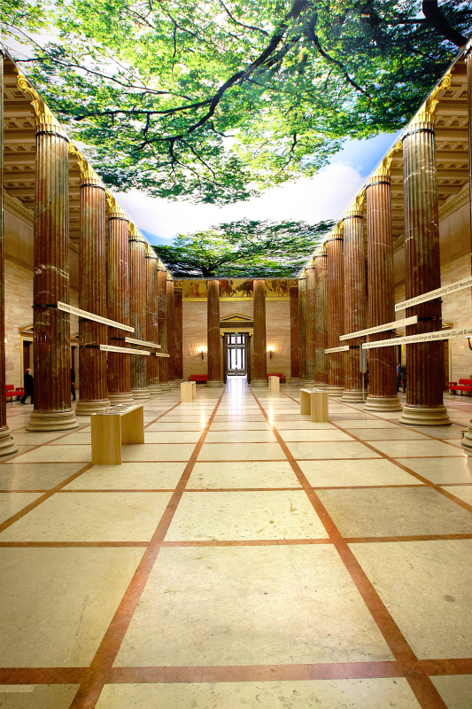 Baumdekoration an der Decke der Säulenhalle