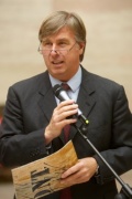 Georg Adam Starhemberg -  Vorsitzender der Arbeitsgemeinschaft der österreichischen Holzwirtschaft "Pro Holz" am Mikrofon