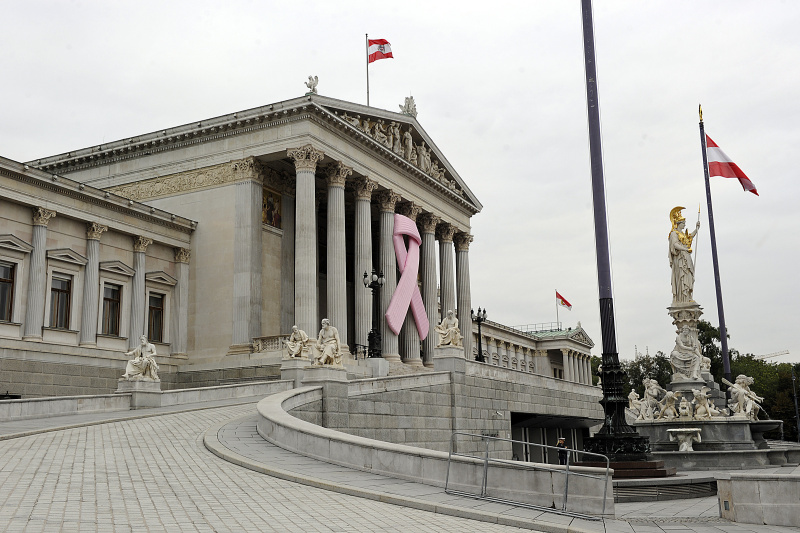 Parlamentsgebäude mit Pink Ribbon