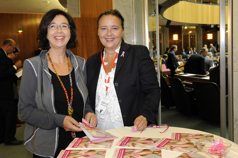 v.li. Mag.a Christine Muttonen - Nationalratsabgeordnete  und Doris Kiefhaber- Geschäftsführerin der Österreichischen Krebshilfe