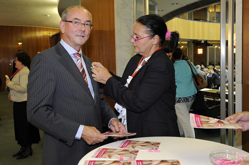 v.li. Ewald Sacher - Nationalratsabgeordneter und Doris Kiefhaber - Geschäftsführerin der Österreichischen Krebshilfe