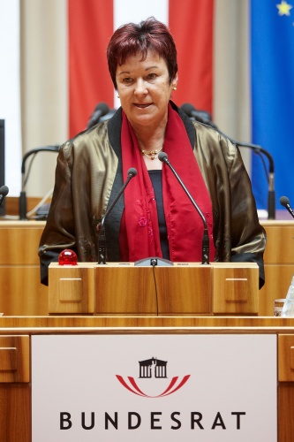 Bundesratspräsidentin Mag.a Susanne Neuwirth am Rednerpult