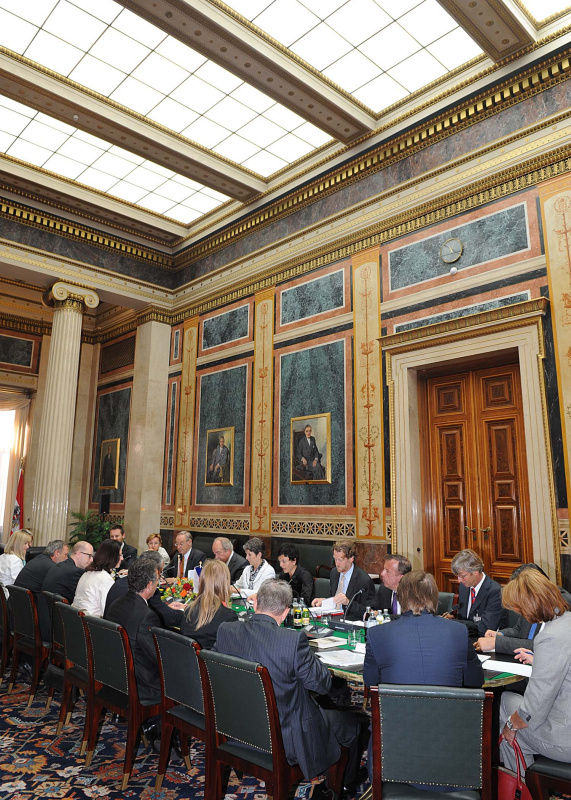 Aussprache. Österreichische Delegation v.li. Dr. Christian Hütterer - Parlamentsdirektion, Dr.in Brigitte Brenner - Parlamentsdirektion, Veranstaltungsteilnehmer, Fritz Neugebauer- Zweiter Nationalratspräsident, Mag.a Barbara Prammer - Nationalratspräsidentin, Veranstaltungsteilnehmerin, Helfried Carl, Dr. Joseph Wirnsperger - Parlamentsdirektion und Martin Wasserer - Parlamentsdirektion