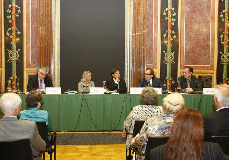 Am Podium v.li. Prof. Dr. Karl Jurka - Jurka P.S.A. GmbH, Political Strategic Advisors, Ao. Univ.-Prof. Mag. Dr. Ingeborg Zerbes - Strafrechtsexpertin, Rainer Nowak - Die Presse - Leitung des Ressorts Innenpolitik, Mag. Karl Krammer - M.A.I.A. Krammer Consultants, Berater in Politik und Medien und DDr. Hubert Sickinger - Lehrbeauftragter für Politikwissenschaft an der Universität Wien