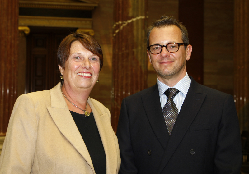 v.li. Renate Csörgits - Abgeordnete zum Nationalrat und Bernd Roger Bienert - Konzept, Text, Choreografie & Regie von Signings
