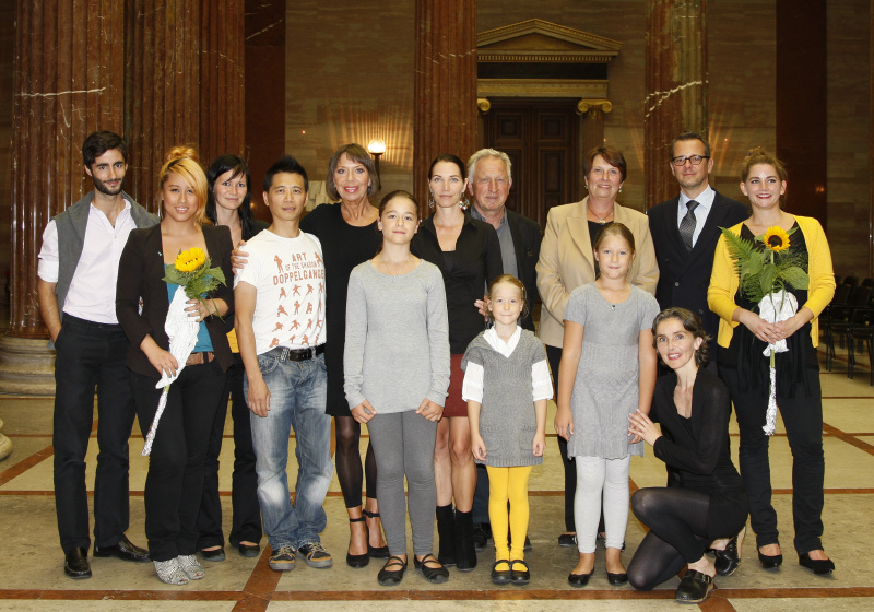 Gruppenfoto mit den Darstellern, Hans Dieter Knebel (7.v.re.), Renate Csörgits - Abgeordnete zum Nationalrat (5.v.re.) und  Bernd Roger Bienert - Konzept, Text, Choreografie & Regie von Signings (3.v.re.)