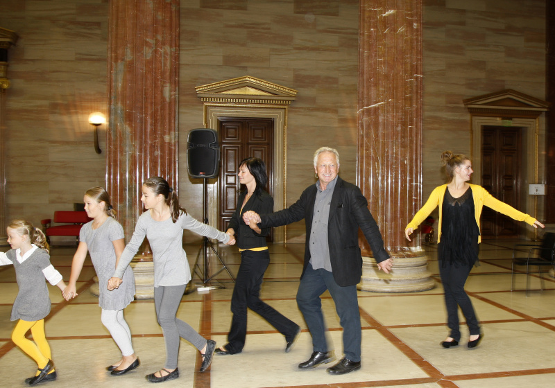 Darstellerin und Hans Dieter Knebel (2. v. re.)