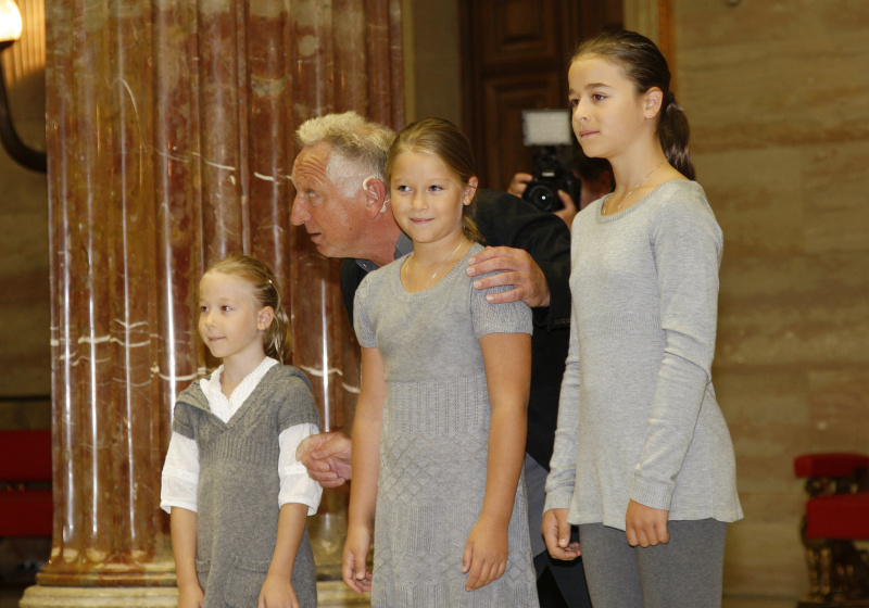 Darstellerin und Hans Dieter Knebel (2.v.li.)