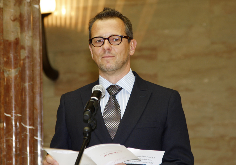 Bernd Roger Bienert - Konzept, Text, Choreografie & Regie von Signings